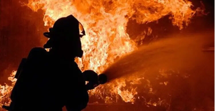 কড়াইলের পর এবার কাওরান বাজারে আগুন,কাজ করছে ফায়ার সার্ভিসের তিনটি ইউনিট