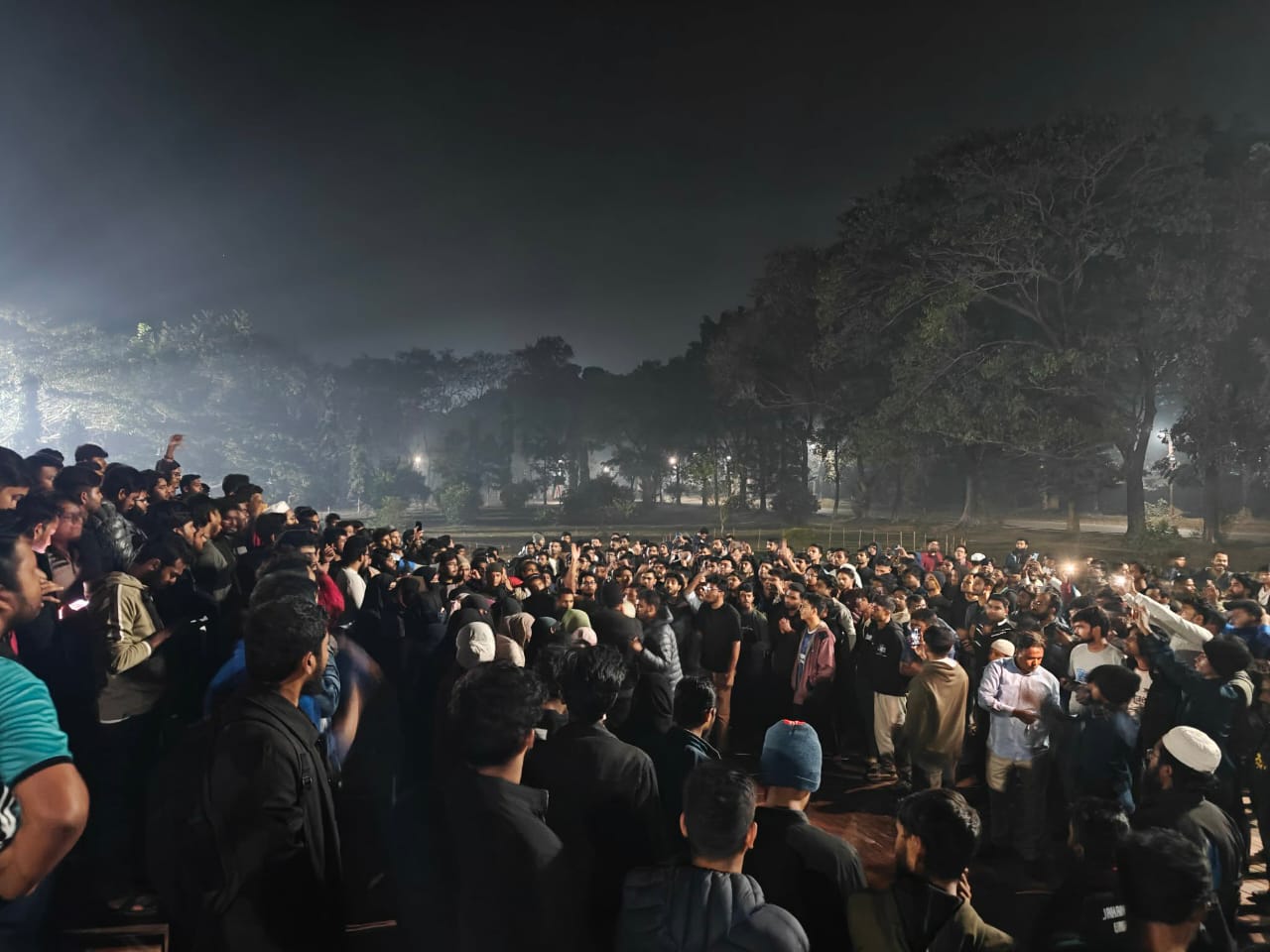 হাদির মৃত্যুতে জাবিতে বিক্ষোভ