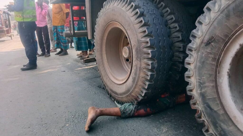 গাইবান্ধার গোবিন্দগঞ্জে কার্গো ট্রাকের চাপায় ইজিবাইক চালক নিহত