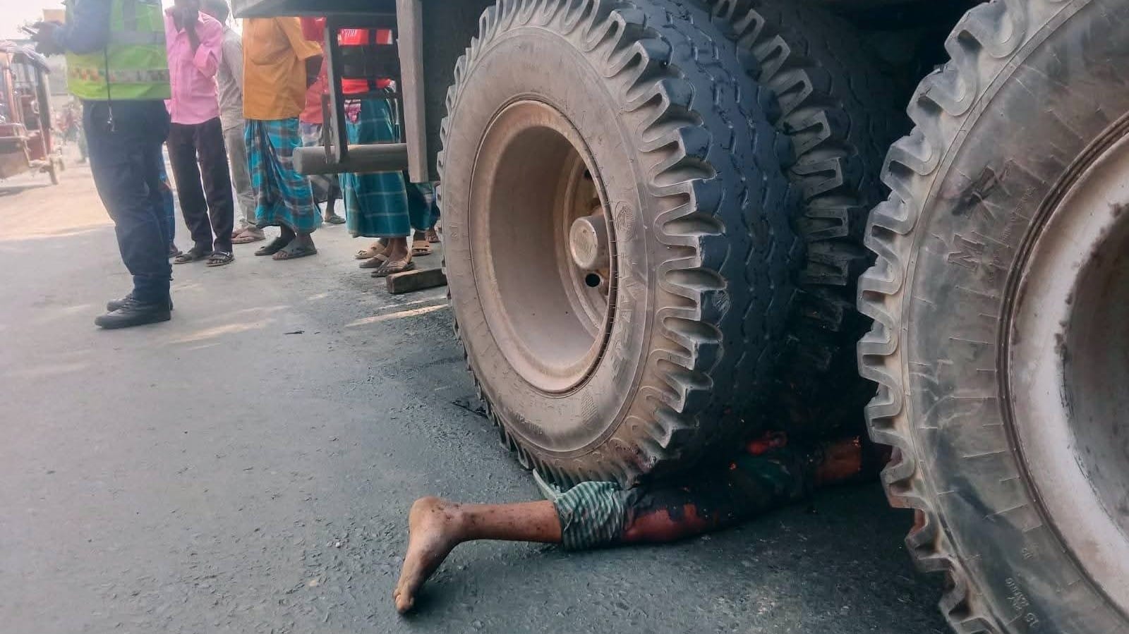 গাইবান্ধার গোবিন্দগঞ্জে কার্গো ট্রাকের চাপায় ইজিবাইক চালক নিহত