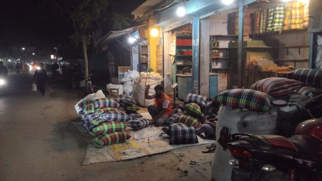 প্রধান সড়কে তুলার দোকান, প্রকাশ্য তুলোধুনোতে জনস্বাস্থ্য ঝুঁকিতে!!