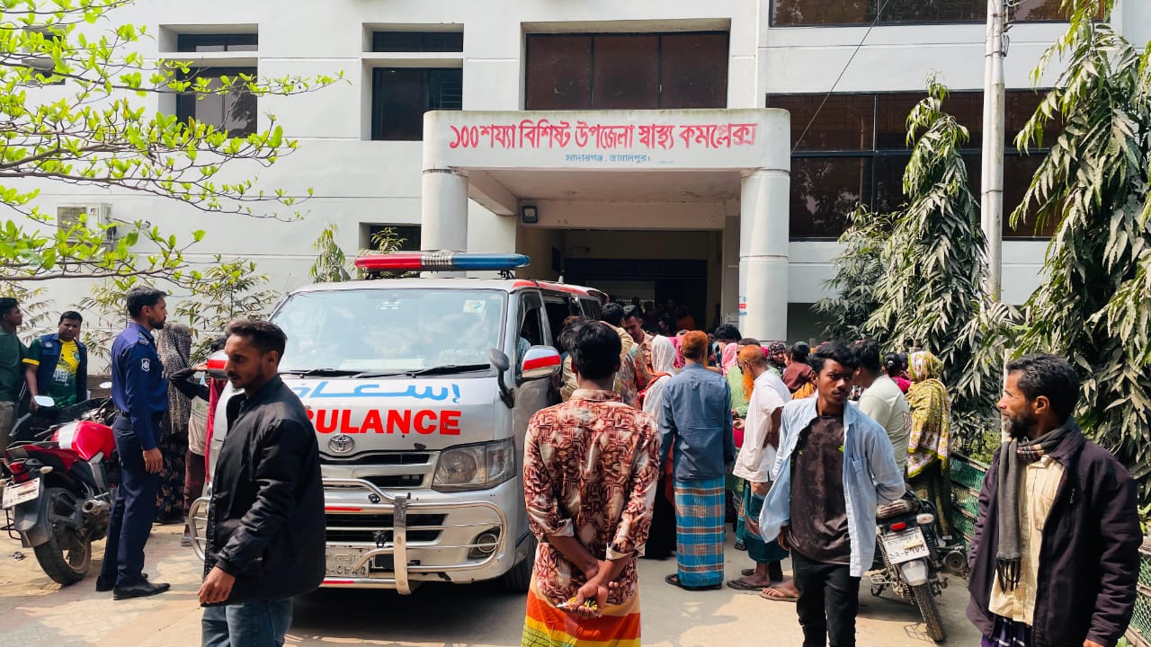 মাদারগঞ্জে মাহিন্দ্র ট্রাক্টর-সিএনজি সংঘর্ষে শিশুর মৃত্যু, আহত ৩