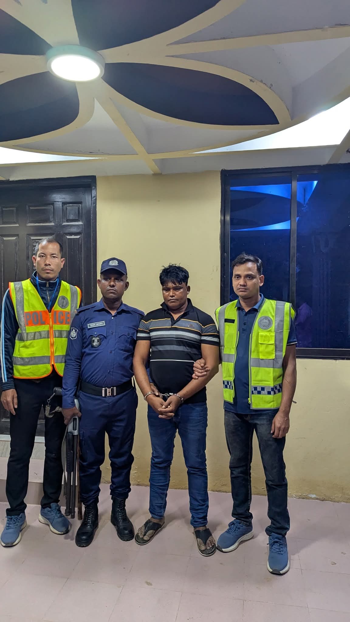 পুলিশের হাত থেকে হাতকড়া সহ পালিয়ে ও নিস্তার পায়নি আলী হোসেন।