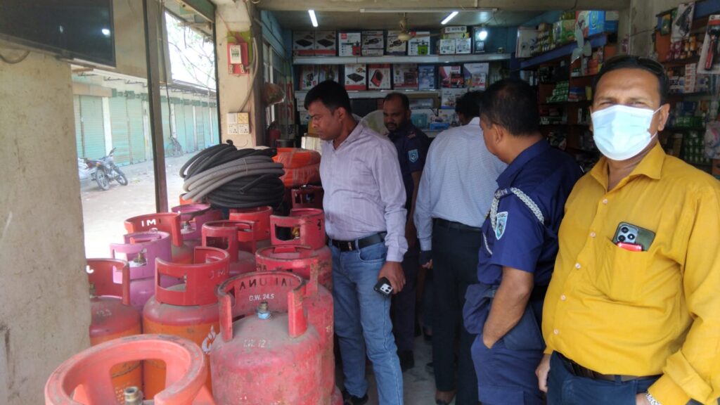 পীরগঞ্জ পৌরশহরে ভোক্তা অধিকার সংরক্ষণ অধিদপ্তরের অভিযান